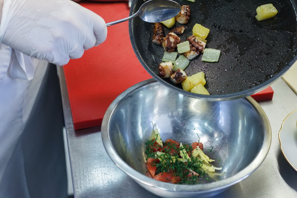 Тёплый салат с щупальцами осьминога от шеф-повара ресторана «Архив 13» - фотография № 41