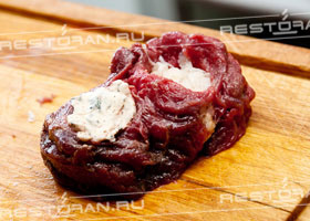 Говядина, фаршированная крабовым мясом, от шеф-повара Алексея Золотарева - фотография № 6