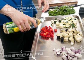 Салат из запеченных овощей с баклажанной икрой - фотография № 6