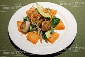 Салат с жареными гребешками от шеф-повара ресторана "Дискавери" - фотография № 1