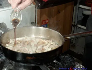 Добавляем соевый соус
