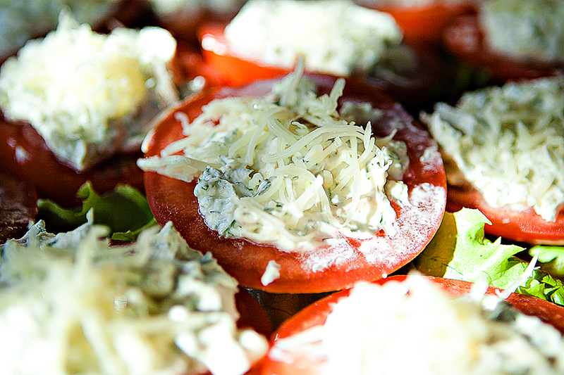 Помидоры с творожным сыром. Рецепты редактора.