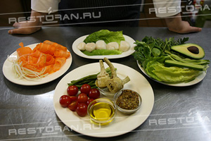 Салат с жареными гребешками от шеф-повара ресторана "Дискавери" - фотография № 2