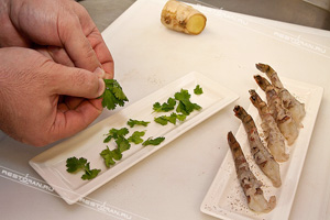 Креветки в хрустящем тесте с имбирем и кинзой в кисло-сладком соусе от шеф-повара ресторана "PrimaVera" - фотография № 6