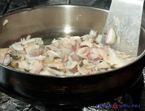 Шампиньоны и лук