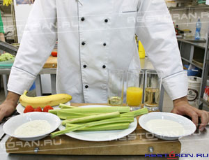 Суп из клубники и ревеня на шампанском от шеф-повара ресторана "Авокадо" - фотография № 2