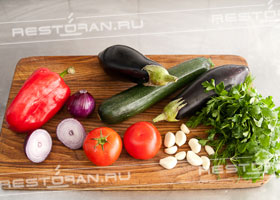 Салат из запеченных овощей с баклажанной икрой - фотография № 2