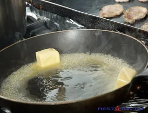 Сливочное масло на сковороде