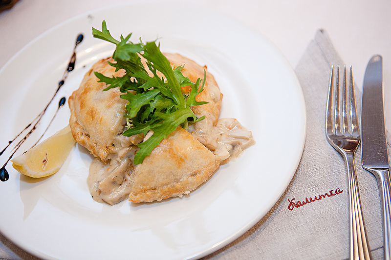 Кулебяка с капустой и лососем от ресторана «Калитка» - фотография № 21