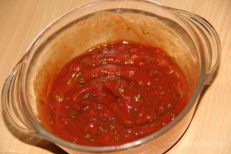 Приготовить соус: соединить томатную пасту, измель...