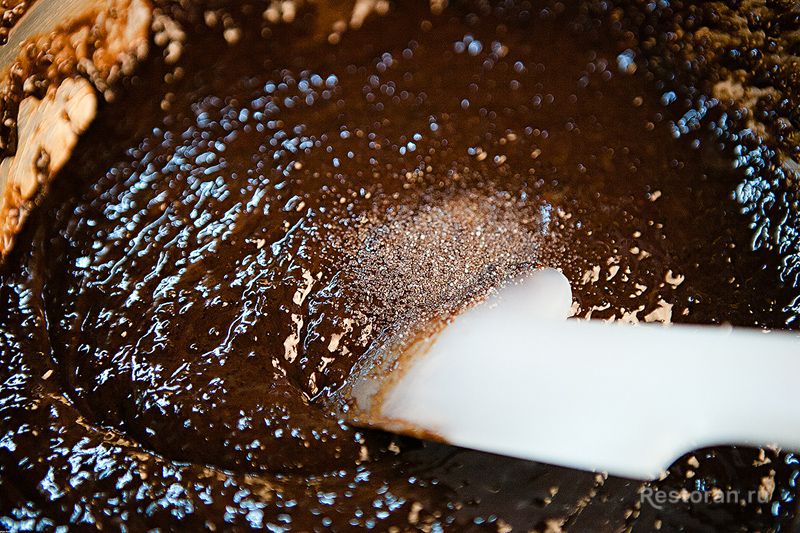 Шоколадно-творожный пирог с вишней - фотография № 8