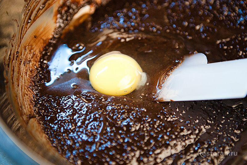 Шоколадно-творожный пирог с вишней - фотография № 7