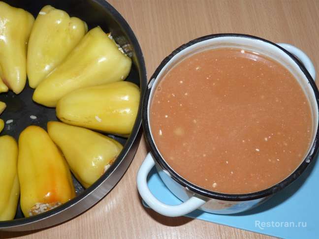 Перец фаршированный в сметанно-томатном соусе - фотография № 6