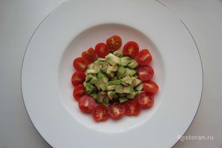 Салат с помидорами и авокадо - фотография № 4
