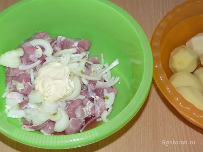 Запечённый картофель со свининой и белыми грибами - фотография № 2