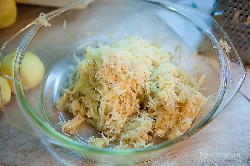 Драники с муссом из форели и закуской из бекона - фотография № 1