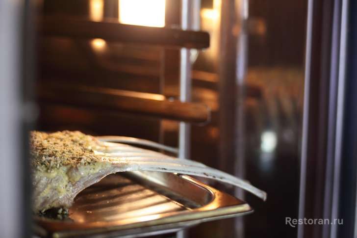 Корейка фермерского барашка с печёным картофелем из ресторана «Облаков» - фотография № 16