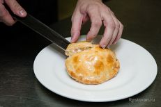 Аккуратно перекладываем всю конструкцию на тарелку...