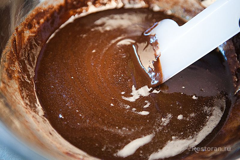 Шоколадно-творожный пирог с вишней - фотография № 5