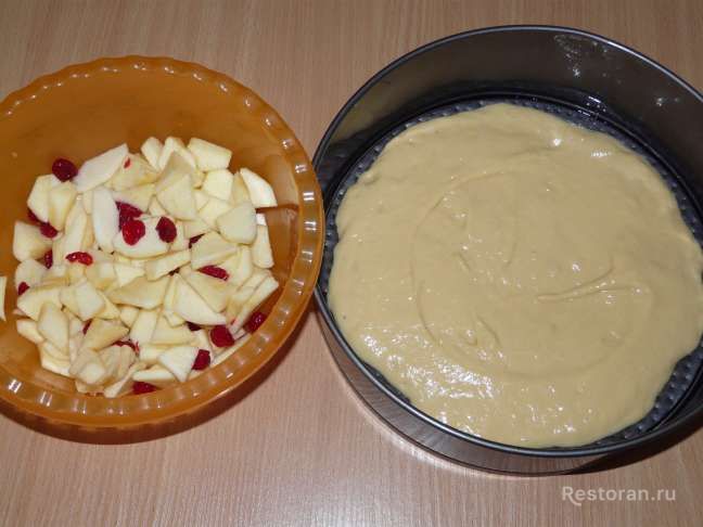 Пирог с яблоками, сушёной вишней и меренгой - фотография № 4