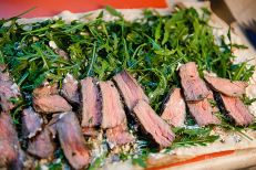 На ближнюю к вам половину выкладываем ломтики мяса...