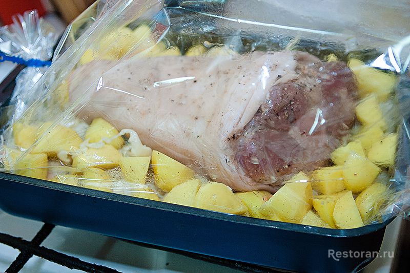 Рецепт картошки запеченной в рукаве в духовке. Курица с картошкой в рукаве. Курица в рукаве в духовке. Курица с картошкой в духовке в рукаве. Курица с овощами в рукаве.