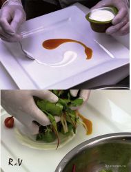 Подготавливаем тарелку: декорируем цитрусовым соус...