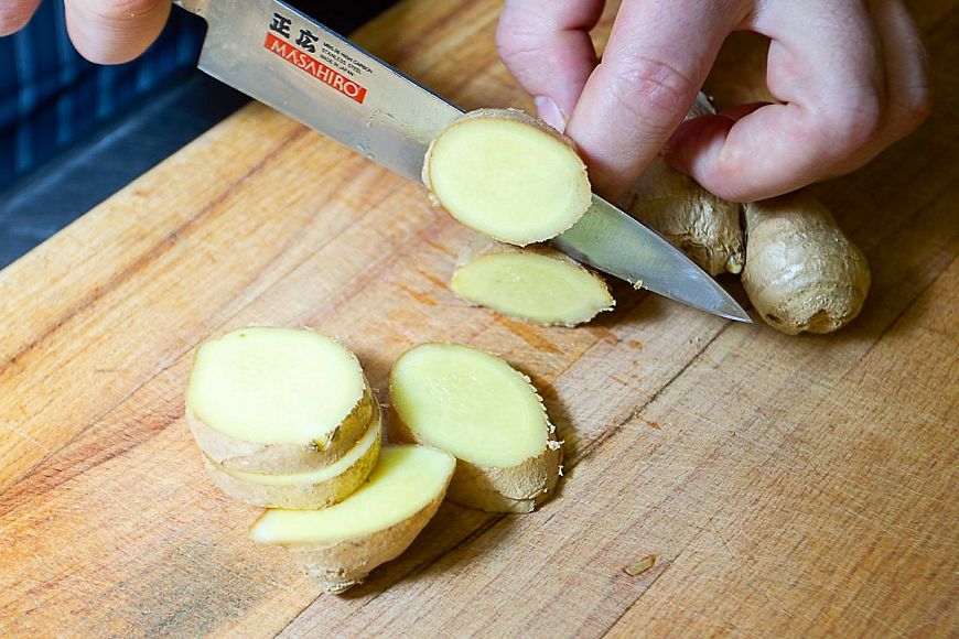 режет картошку