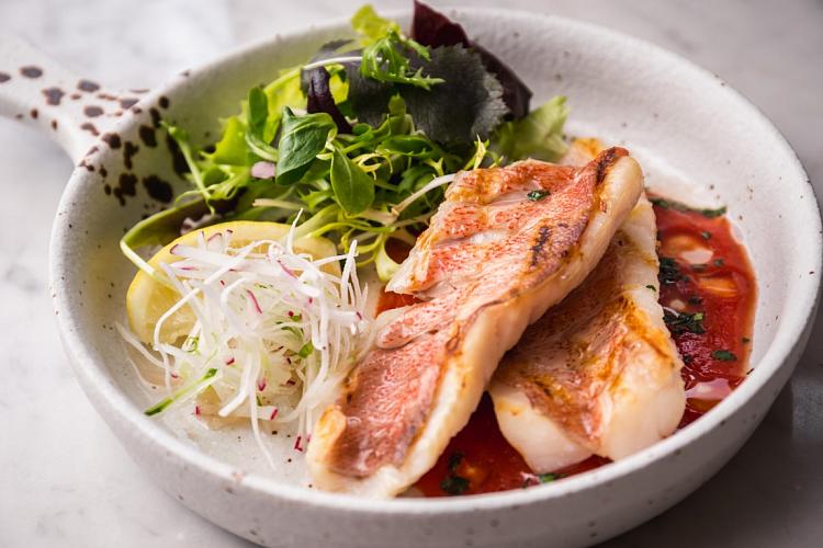 Что приготовить из рыбы и морепродуктов: 3 рецепта от шеф-поваров ресторанов