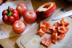 Нарезаем болгарский перец кубиками.