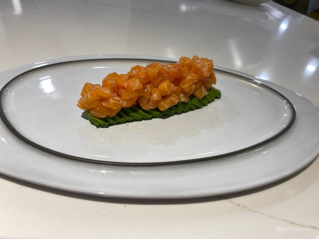 Тартар из лосося с авокадо и красной икрой от шеф-повара Café Imperial - фотография № 3