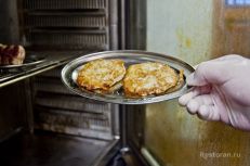 Затем картофельные котлетки доводятся до готовност...