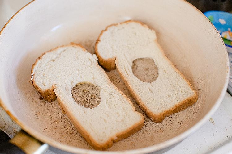 Яичница в хлебе на сковороде с колбасой и сыром рецепт с фото, как приготовить на часовня-онлайн.рф