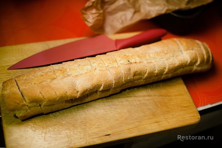 Хлеб, запеченный с зеленым маслом - фотография № 7
