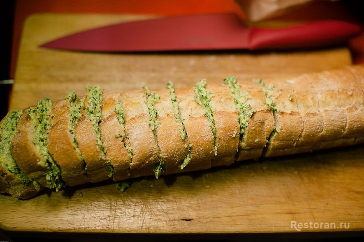 Хлеб, запеченный с зеленым маслом - фотография № 8