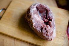 Мясо моем и обсушиваем бумажными полотенцами.