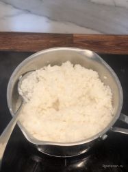 Рис нужно хорошенько промыть, пока вода не станет ...