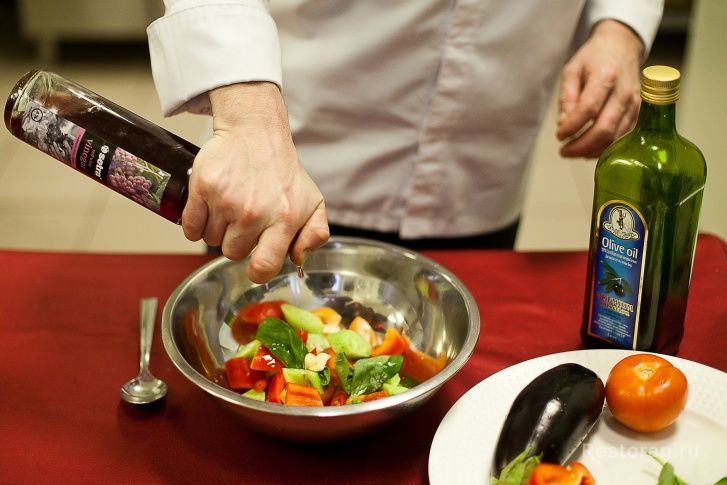 Тунец гриль с салатом из печеного баклажана с вялеными томатами и соусом гаспачо от ресторана «Гайот» - фотография № 5