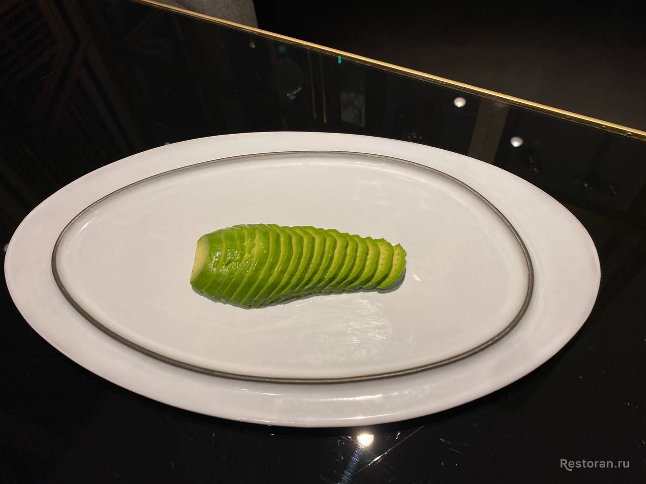 Тартар из лосося с авокадо и красной икрой от шеф-повара Café Imperial - фотография № 2