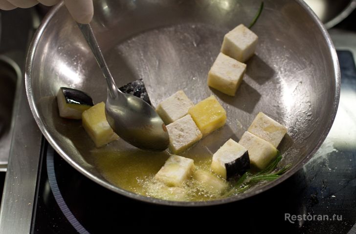 Лопатка ягненка с капоннатой из баклажанов и мясным соусом из ресторана «Светлый» - фотография № 19