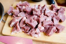Режем его кусочками примерно 3х3 см.