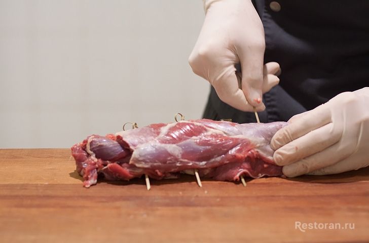 Лопатка ягненка с капоннатой из баклажанов и мясным соусом из ресторана «Светлый» - фотография № 5