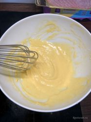 Оставшуюся часть масла кладем в миску к желткам и ...