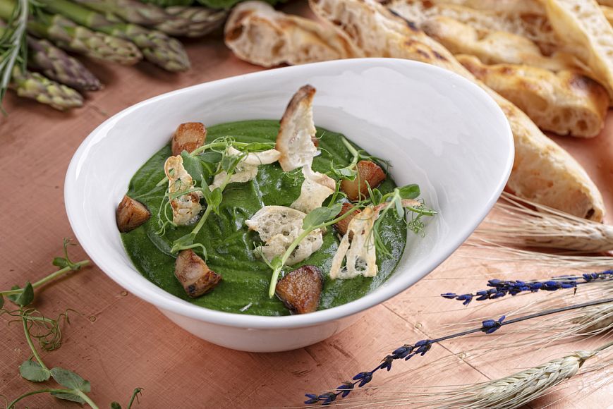 Крем-суп из шпината с белыми грибами от Тициана Казилио, бренд-шеф-повара кафе Scrocchiarella