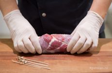 Заворачиваем мясо в рулет. Далее нам понадобятся ш...