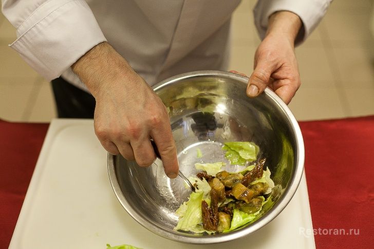 Тунец гриль с салатом из печеного баклажана с вялеными томатами и соусом гаспачо от ресторана «Гайот» - фотография № 16