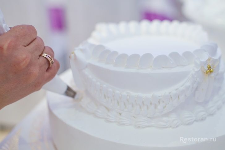 Украшение свадебного торта от ресторана «Оазис» - фотография № 12