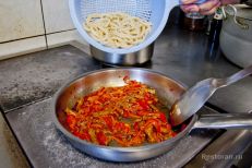 На сковороду к мясу и овощам выкладывается отварен...