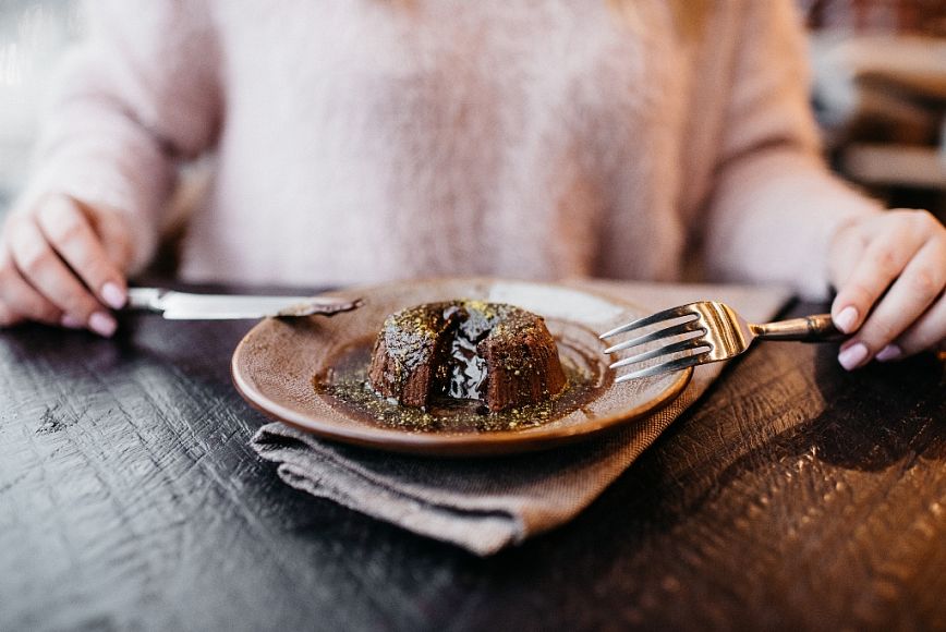 Шоколадный фондан с пивным соусом от Александра Борзенко, шеф-повара ресторана Craft Kitchen