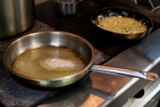 Готовим соус – на сковороде растапливаем сливочное...